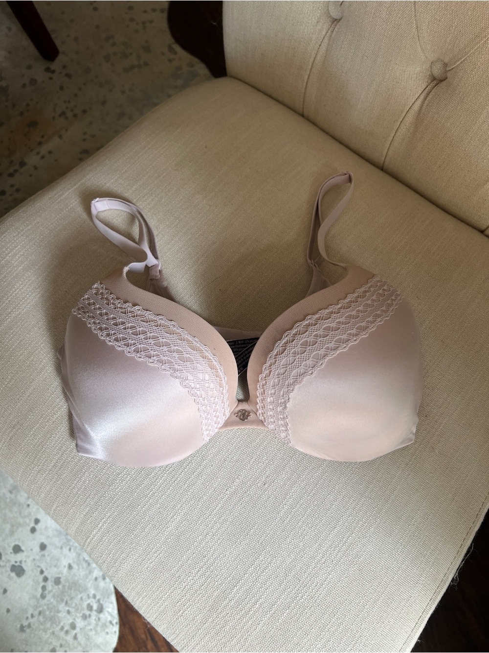Victoria's Secret Very Sexy Push Up Bra Pale Pink with Lace Detail 32D
